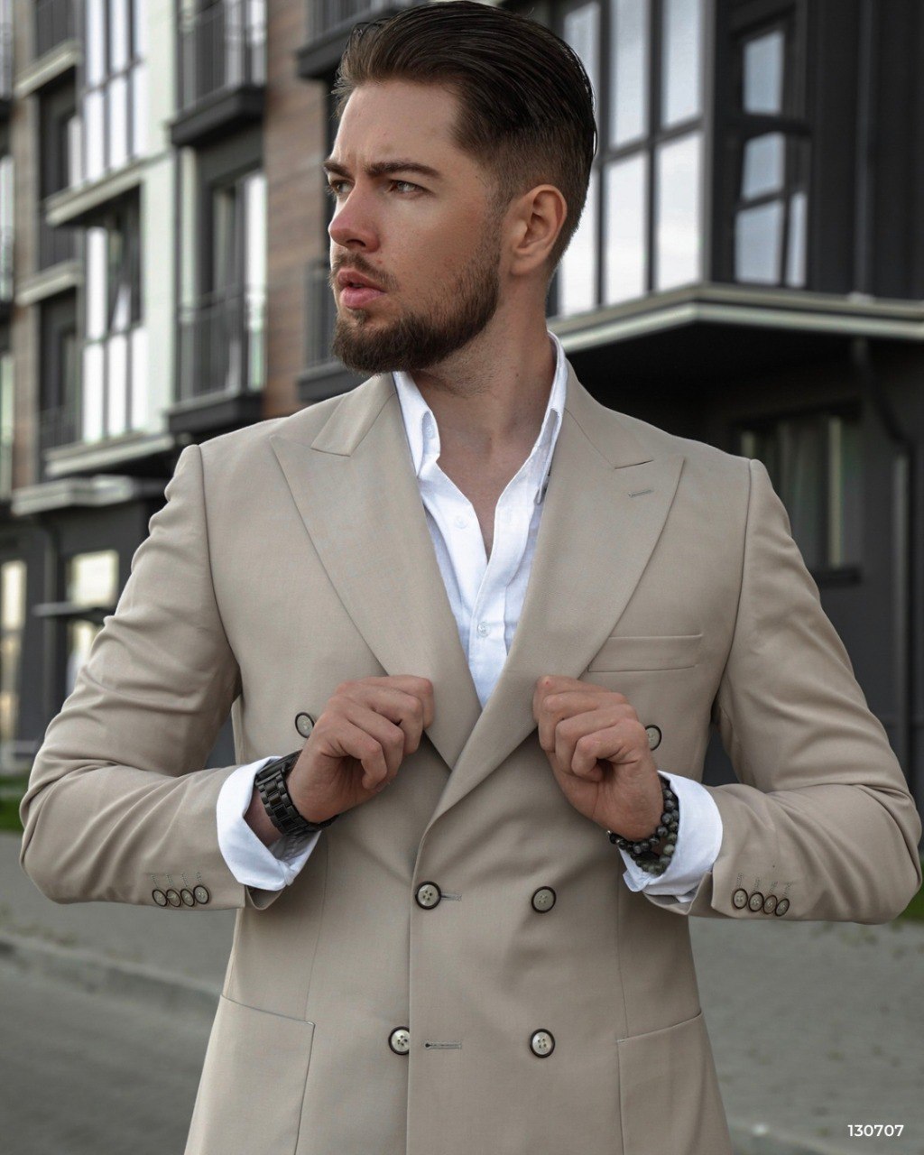 Костюмы в базовых цветах — светлый, бежевый или черный!